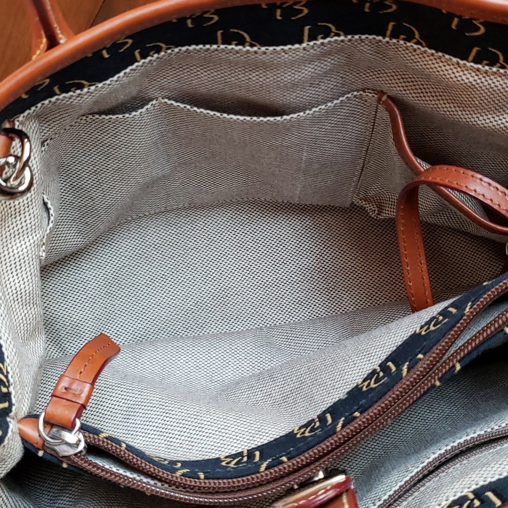 Classic Black and Tan Canvas Shoulder Bag - Picture 8 of 9